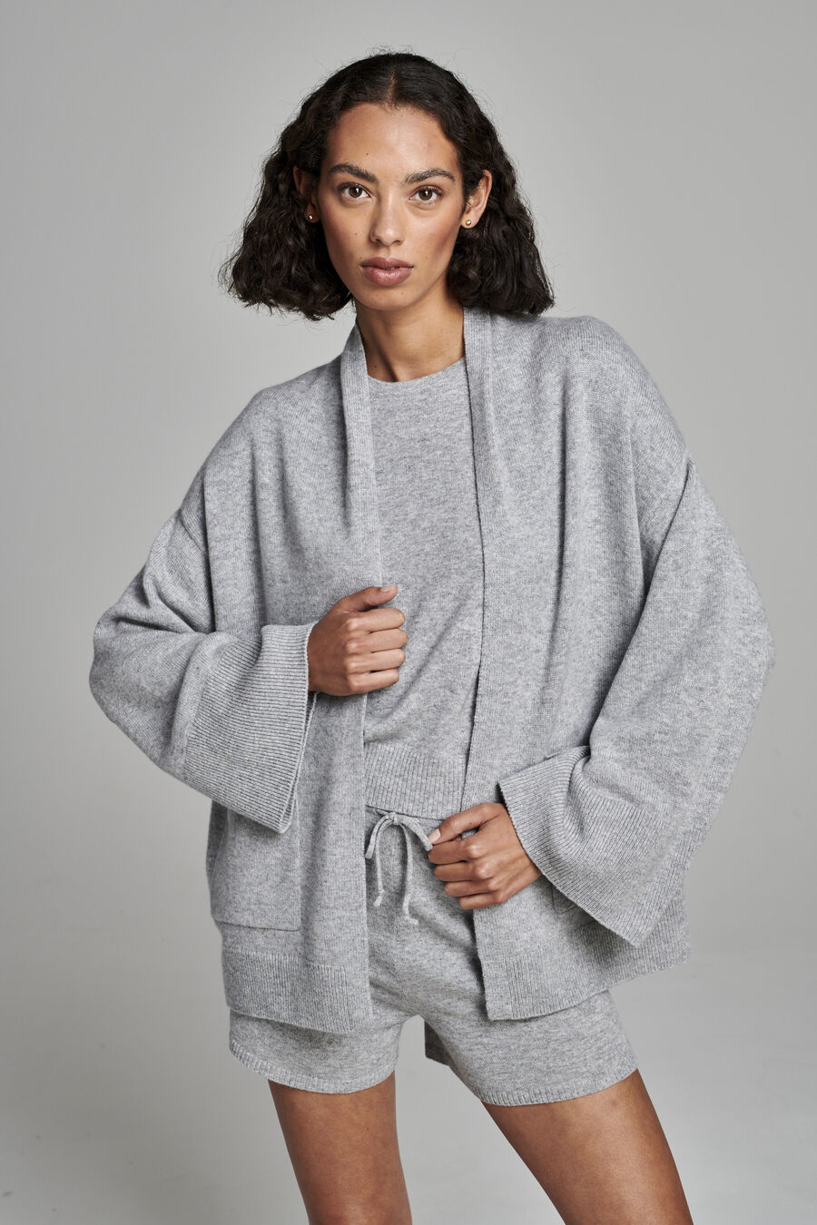 Open cashmere cardigan with wide sleeves and pockets image number 2