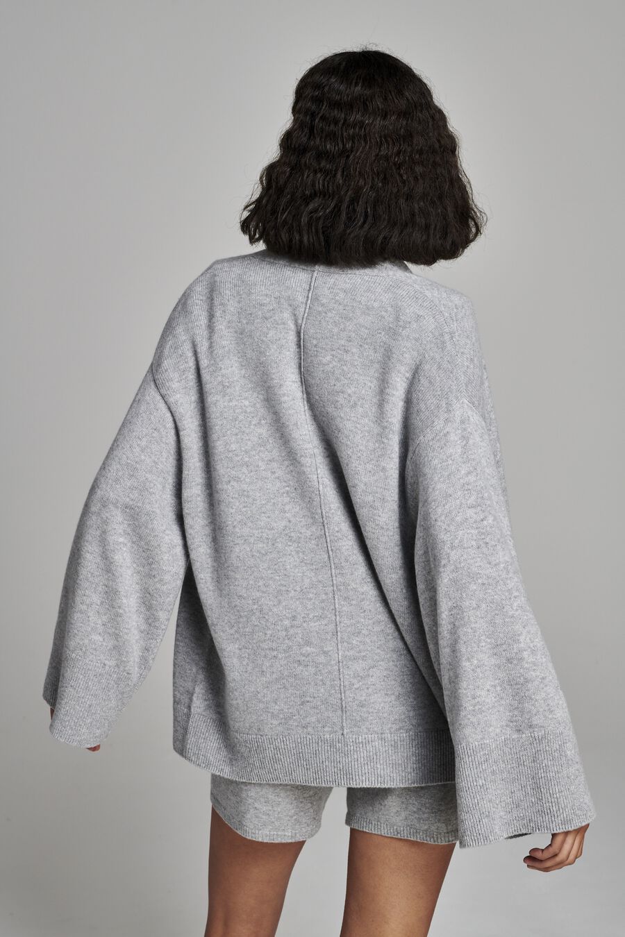 Cardigan ouvert en cachemire avec manches larges et poches image number 2