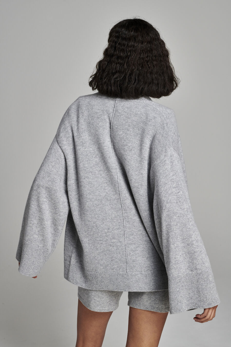 Open cashmere cardigan with wide sleeves and pockets image number 3