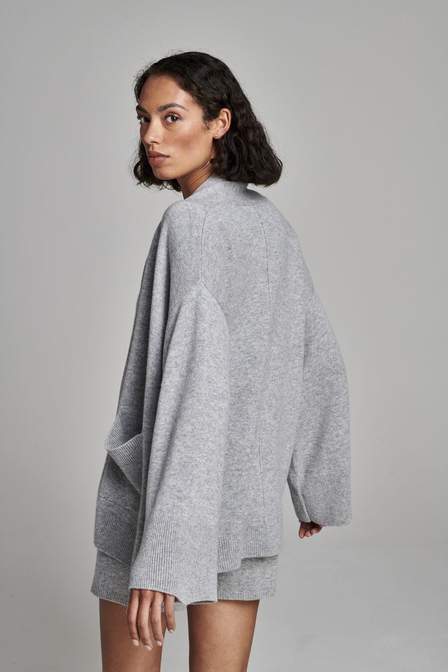Cardigan ouvert en cachemire avec manches larges et poches image number 3