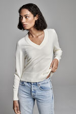 Loose fit cashmere V-neck sweater with ribbed details image number 4