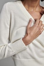 Loose fit cashmere V-neck sweater with ribbed details image number 5