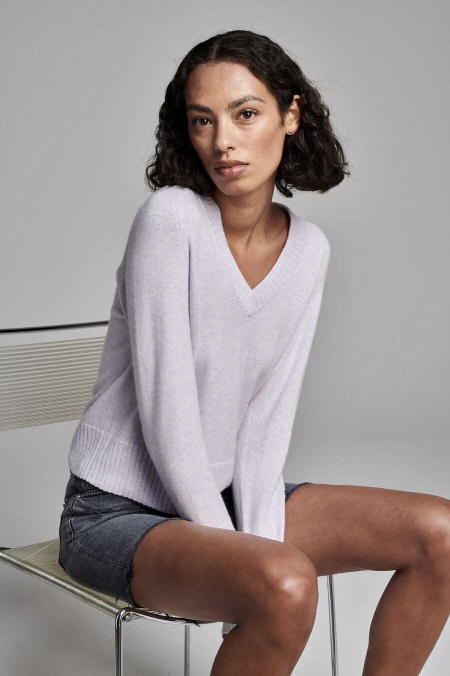 Loose fit cashmere V-neck sweater with ribbed details image number 0