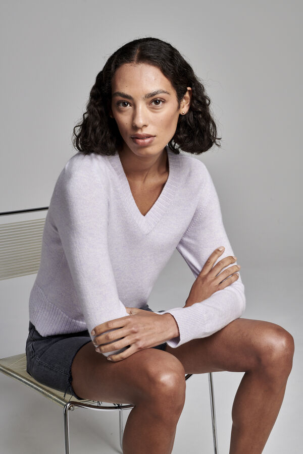 Losse cashmere V-hals trui met geribde details image number 4