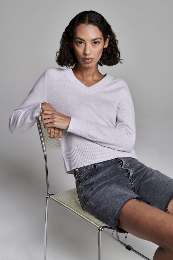 Losse cashmere V-hals trui met geribde details image number 5