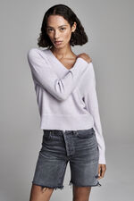 Loose fit cashmere V-neck sweater with ribbed details image number 7