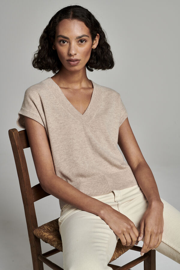 Cashmere knit top with deep V-neck image number 3
