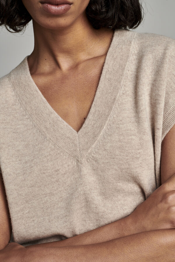 Cashmere knit top with deep V-neck image number 4