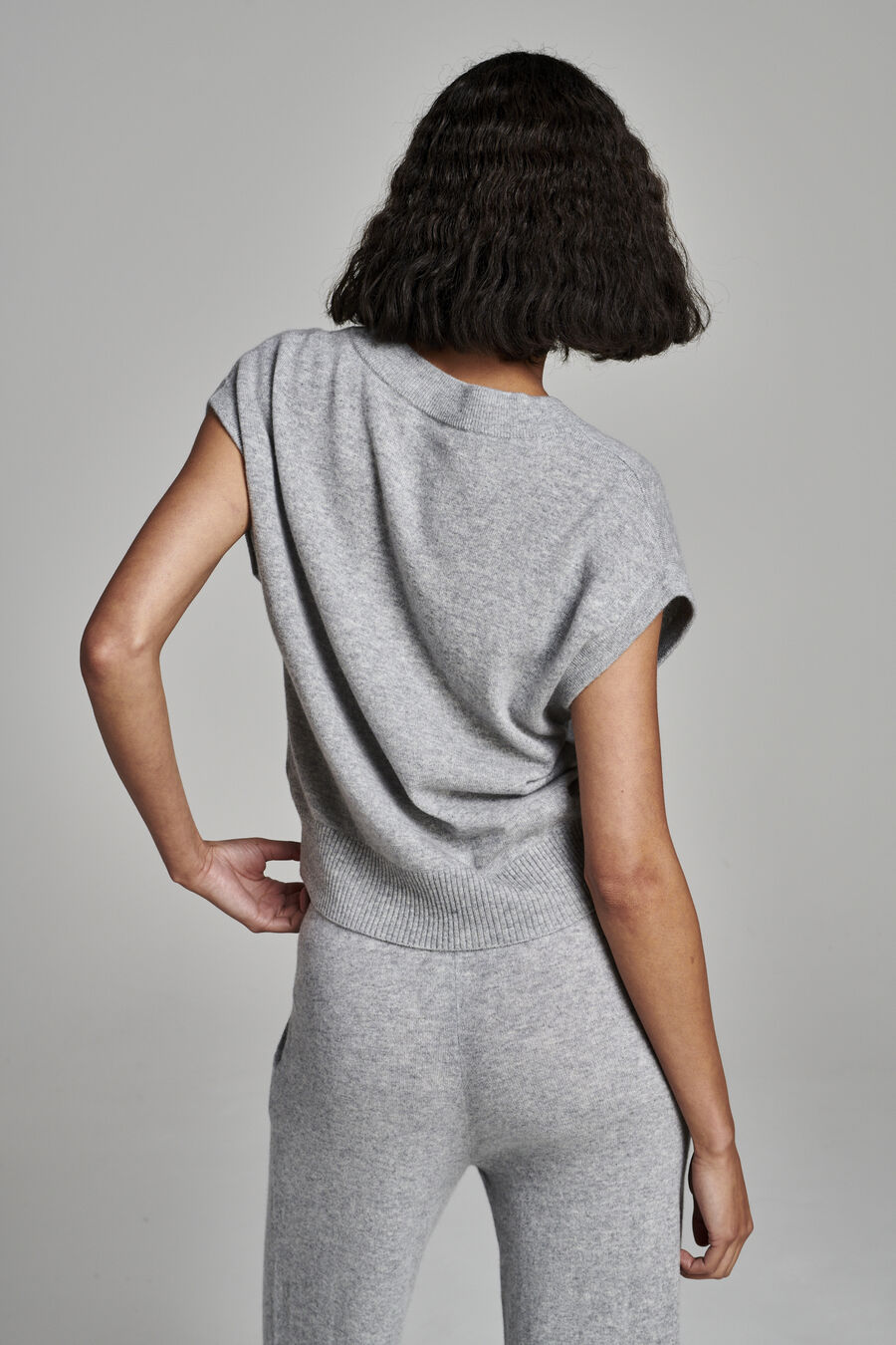 Cashmere knit top with deep V-neck image number 4