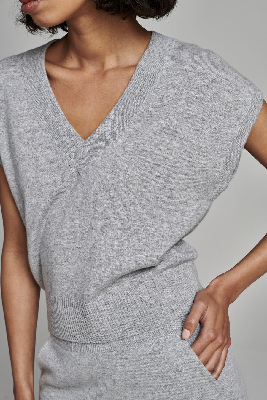 Cashmere knit top with deep V-neck image number 5