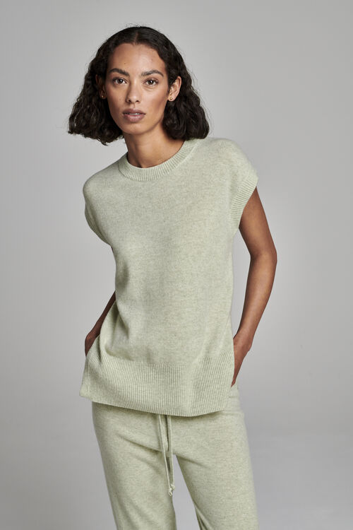 Mouwloze cashmere trui met ronde hals en split opzij