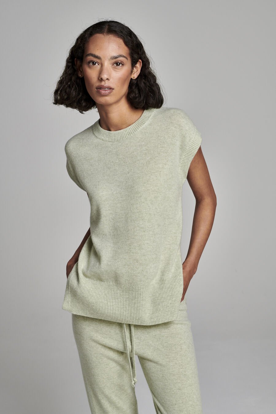 Sleeveless round neck cashmere sweater with side slits image number 0