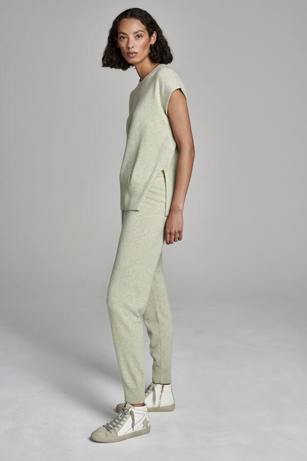 Mouwloze cashmere trui met ronde hals en split opzij image number 4