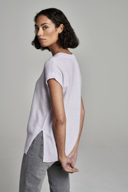 Mouwloze cashmere trui met ronde hals en split opzij