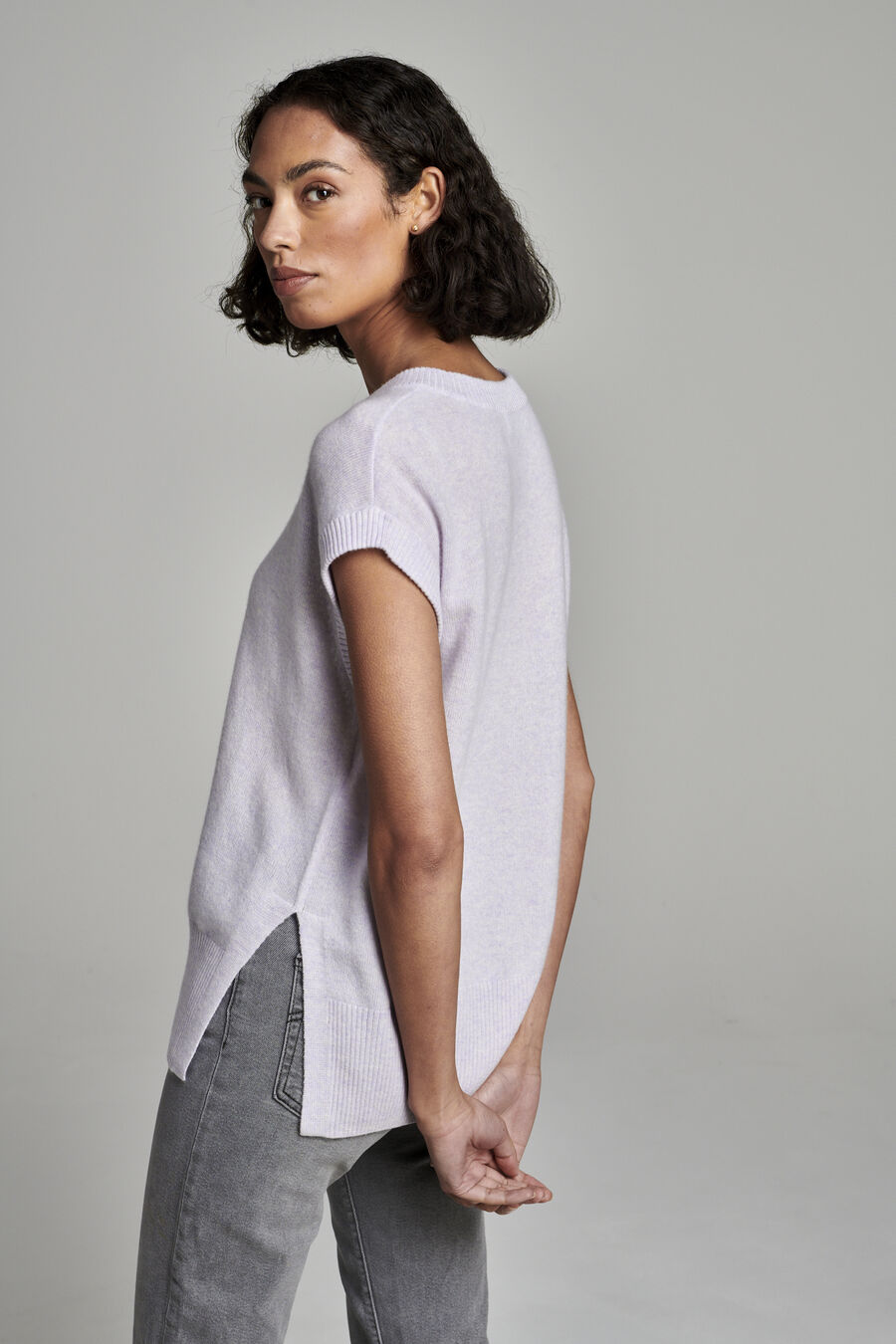 Ärmelloser Kaschmirpullover mit Rundhalsausschnitt und Seitenschlitzen image number 1