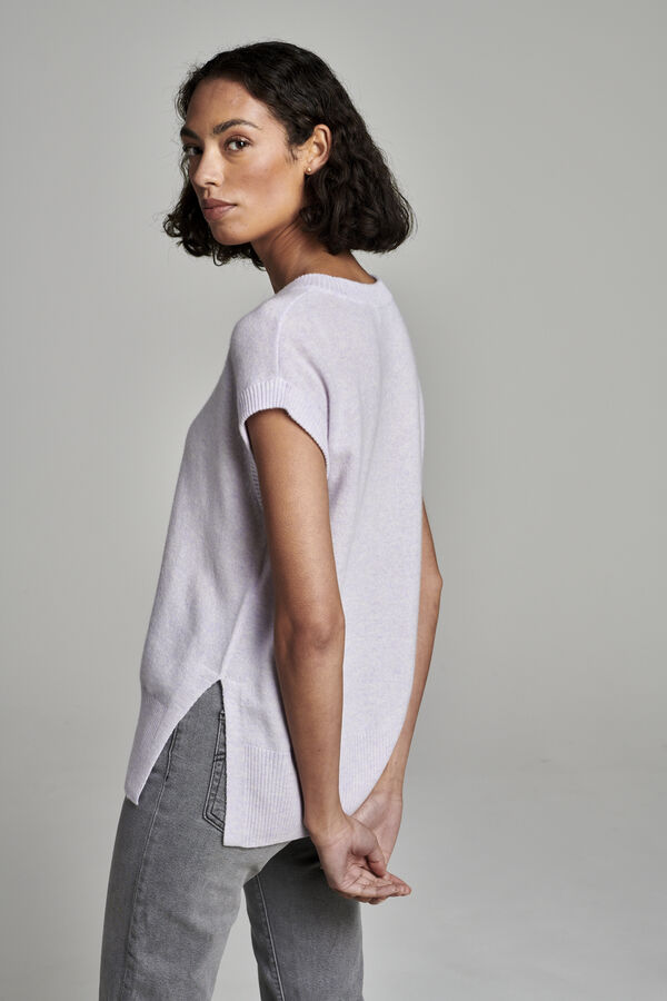 Sleeveless round neck cashmere sweater with side slits