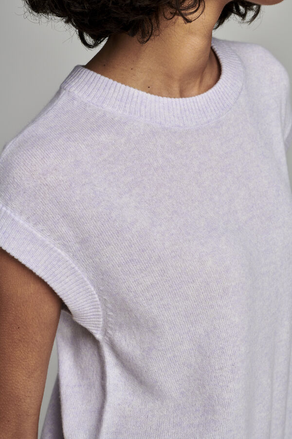 Pull sans manches en cachemire à col rond et fentes latérales image number 3