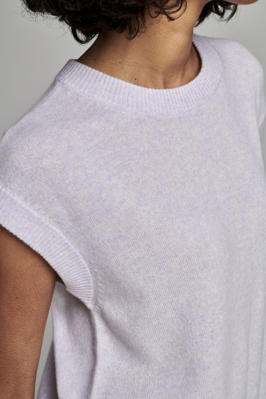 Ärmelloser Kaschmirpullover mit Rundhalsausschnitt und Seitenschlitzen image number 3