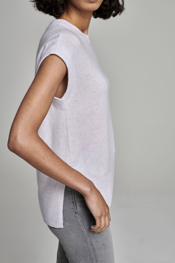 Pull sans manches en cachemire à col rond et fentes latérales image number 4