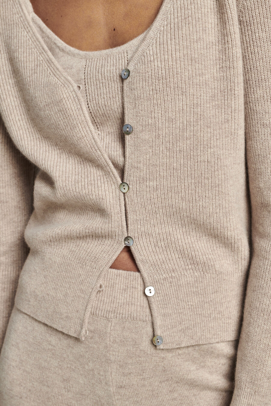  Fijn ribgebreid cashmere V-hals vest image number 2