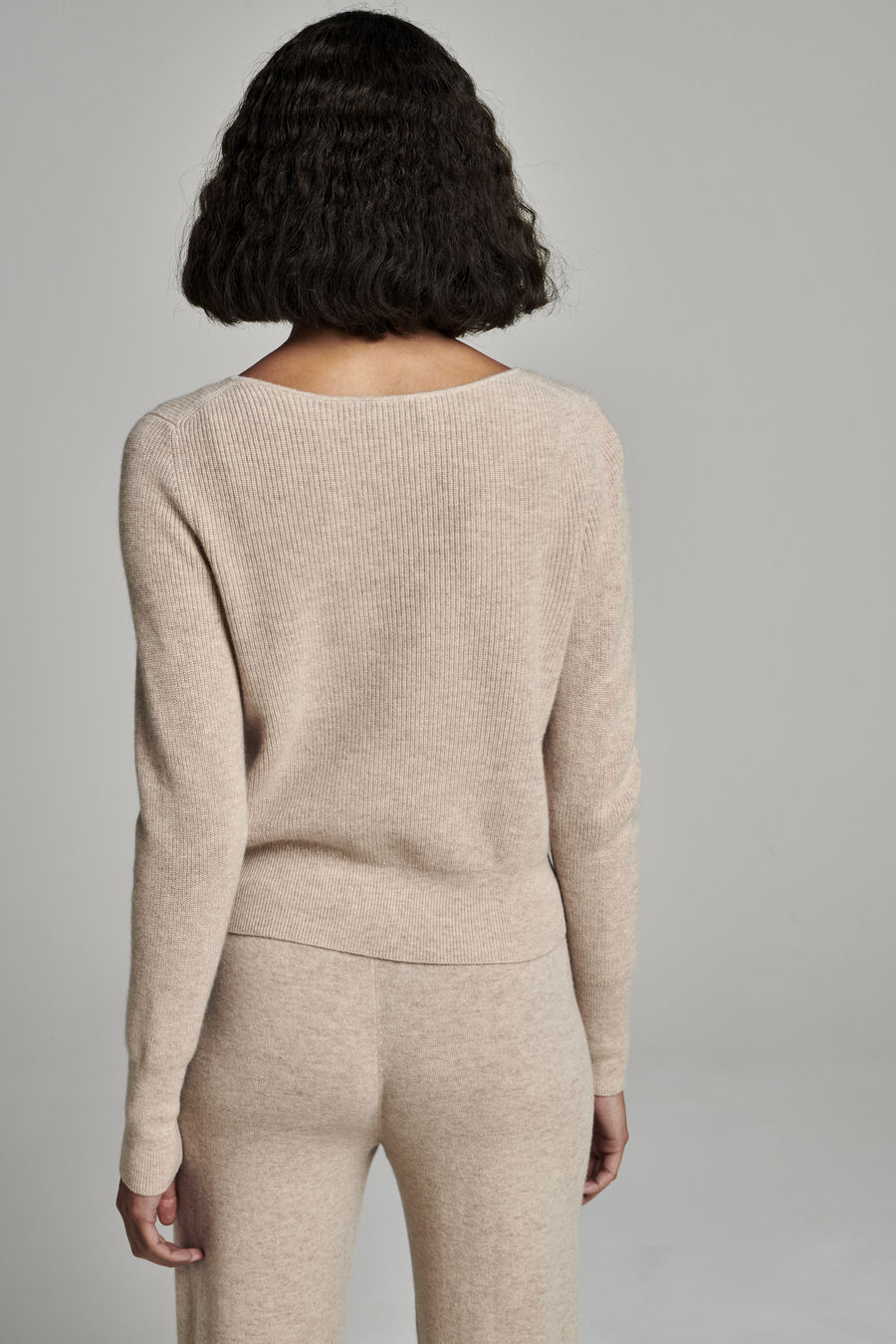  Fijn ribgebreid cashmere V-hals vest image number 3