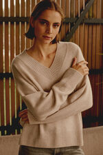 Diepe V-hals trui van biologisch cashmere image number 0