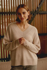 Diepe V-hals trui van biologisch cashmere image number 1