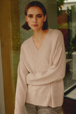 Diepe V-hals trui van biologisch cashmere image number 4