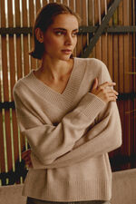 Diepe V-hals trui van biologisch cashmere image number 5