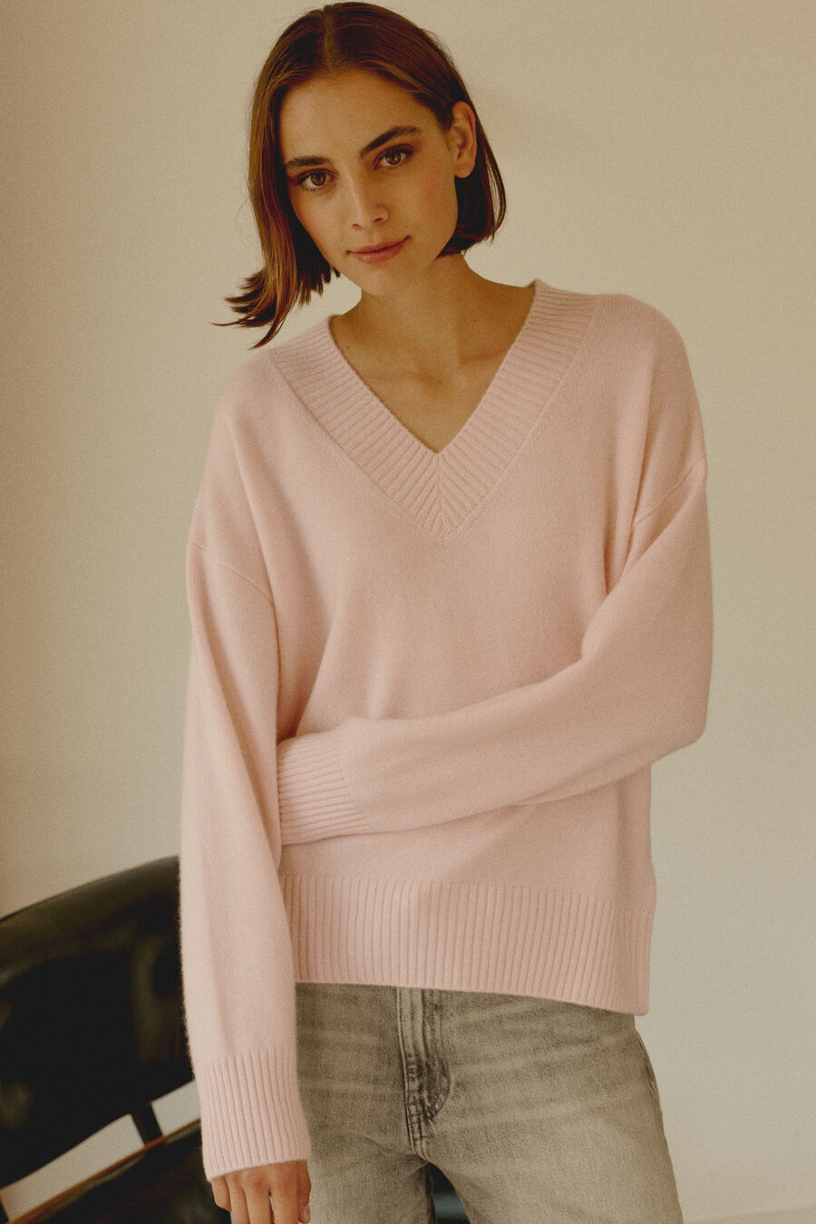 Kaschmir-Pullover mit tiefem V-Ausschnitt image number 1