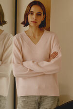 Diepe V-hals trui van biologisch cashmere image number 4