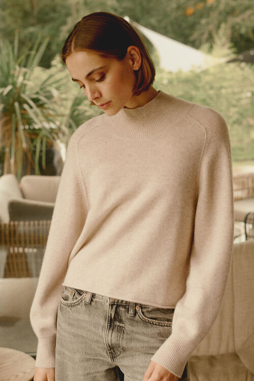 Cashmere trui met opstaande kraag en pofmouwen