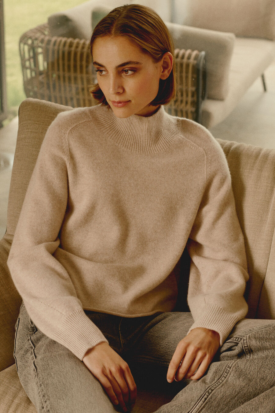 Cashmere trui met opstaande kraag en pofmouwen image number 5