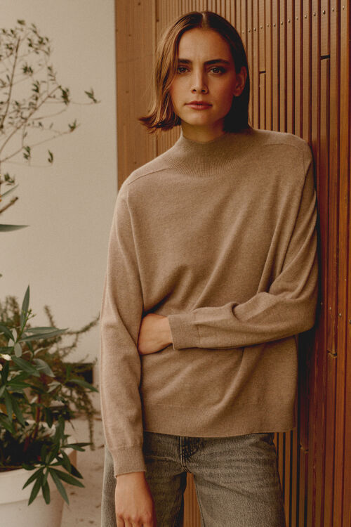 Naadloos gebreide cashmere trui met opstaande kraag