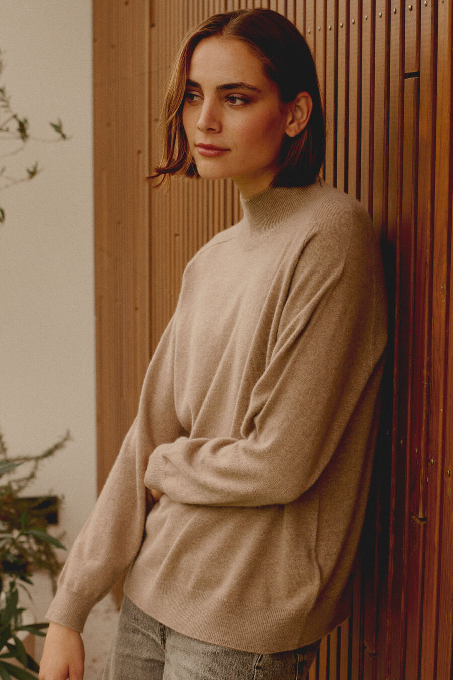 Nahtloser gestrickter Stehkragenpullover mit hohem Kragen aus Bio-Kaschmir image number 4