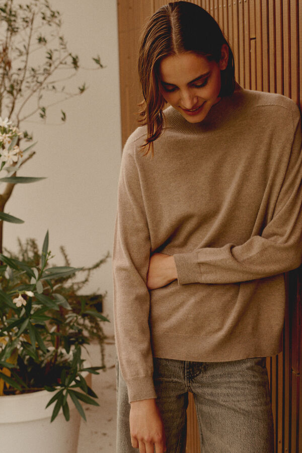 Seamless knitted high neck cashmere sweater image number 5