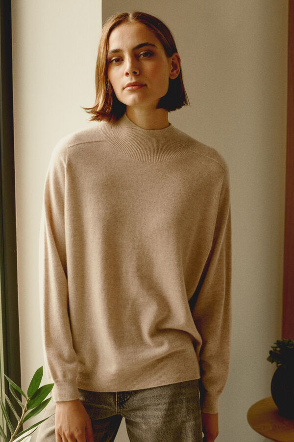 Seamless knitted high neck cashmere sweater image number 4