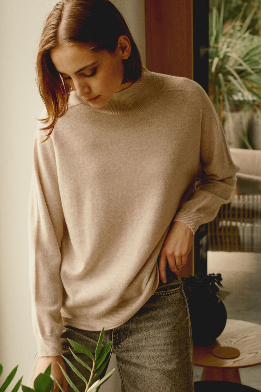 Nahtloser gestrickter Stehkragenpullover mit hohem Kragen aus Bio-Kaschmir image number 5