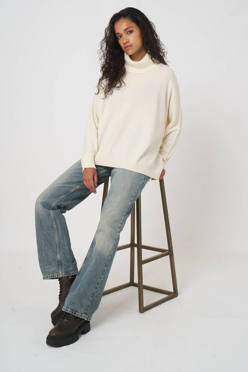 Fijn gebreide coltrui met wijde A-lijn