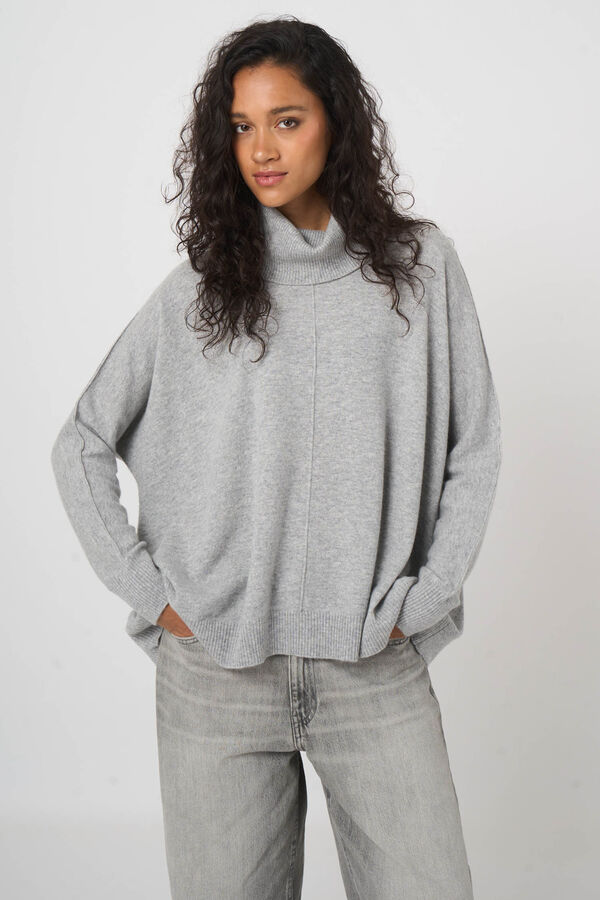 Turtleneck sweater with wide a-line silhouette image number 4
