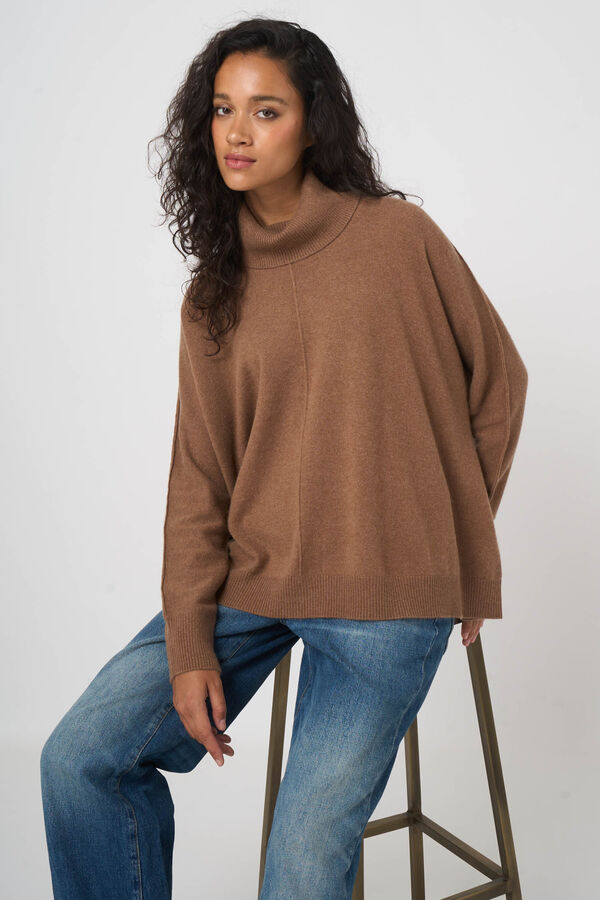 Turtleneck sweater with wide a-line silhouette image number 4